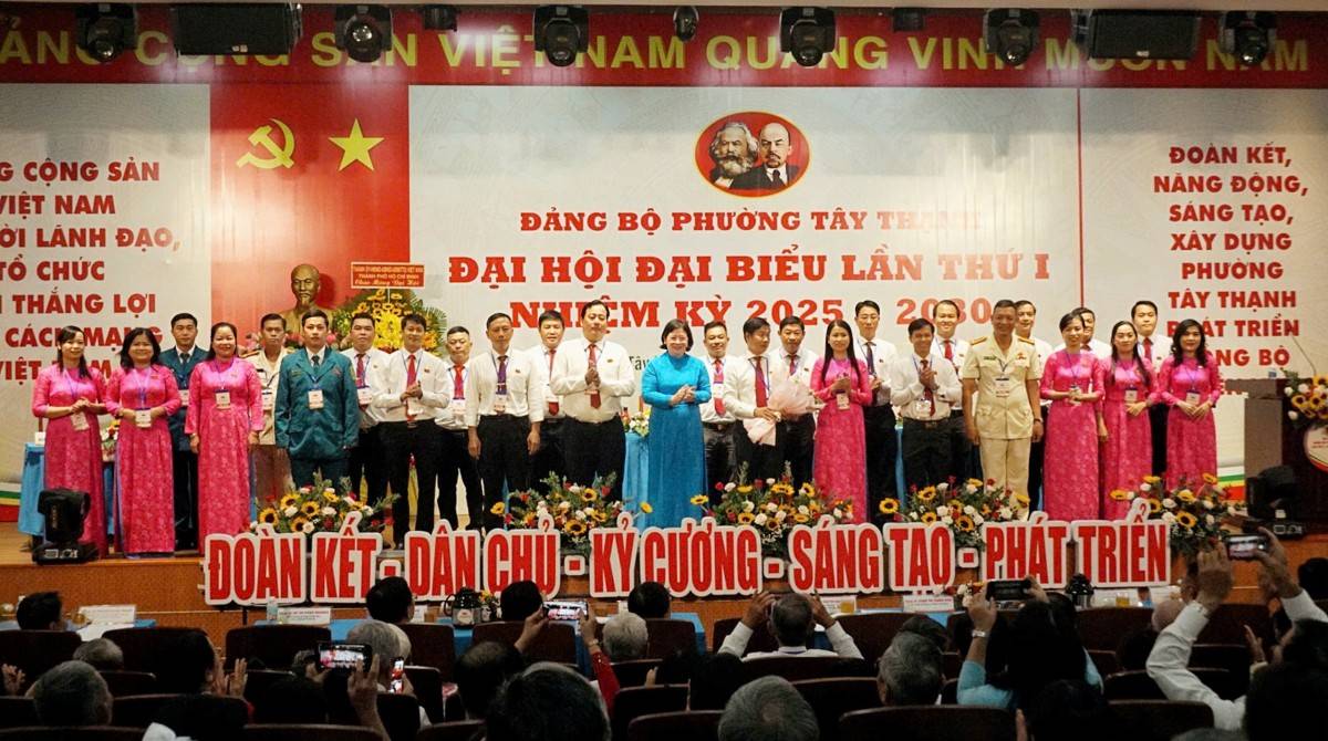 bà Văn Thị Bạch Tuyết - Ủy viên Ban Thường vụ Thành ủy, Trưởng Ban tổ chức Thành ủy TP. Hồ Chí Minh 