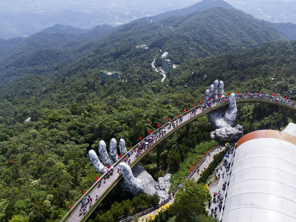 Cầu Vàng được “nhuộm đỏ” với cờ hoa rực rỡ