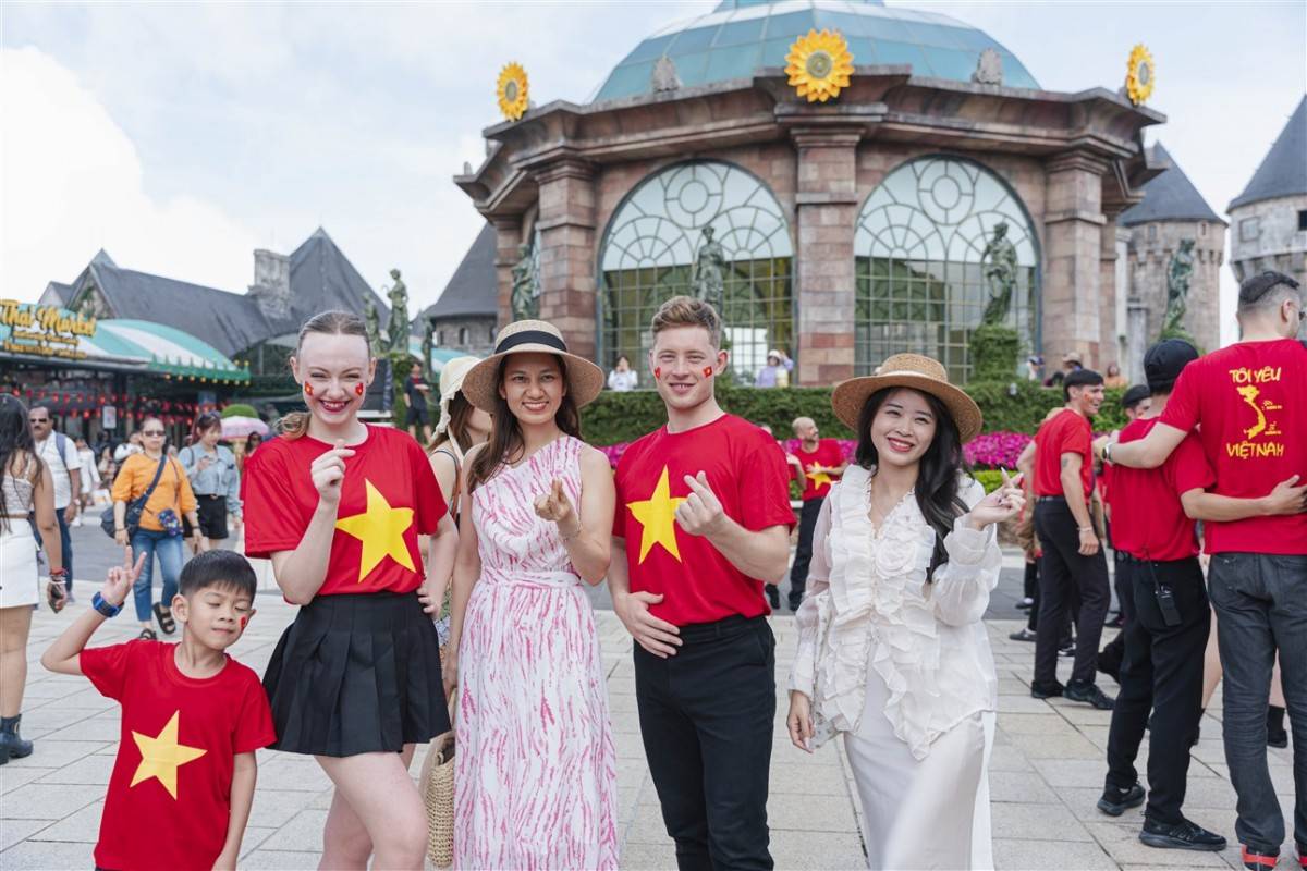 Du khách sẽ có cơ hội hòa mình vào không khí cờ hoa ngợp ngời trên đỉnh Bà Nà