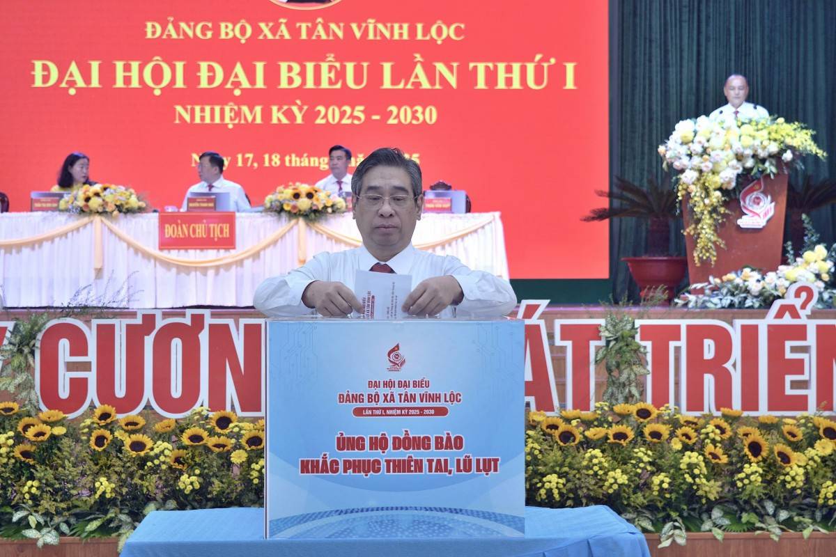 Các đại biểu tham dự đã quyên góp ủng hộ đồng bào các tỉnh phía Bắc và miền Trung đang chịu thiệt hại nặng nề do thiên tai.