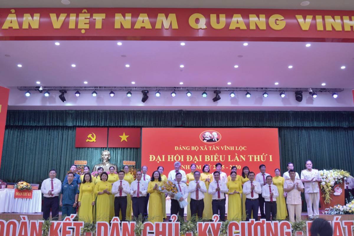 Ban Chấp hành Đảng bộ xã Hồ Tràm ra mắt đại hội (Ảnh: Hoàng Lân)