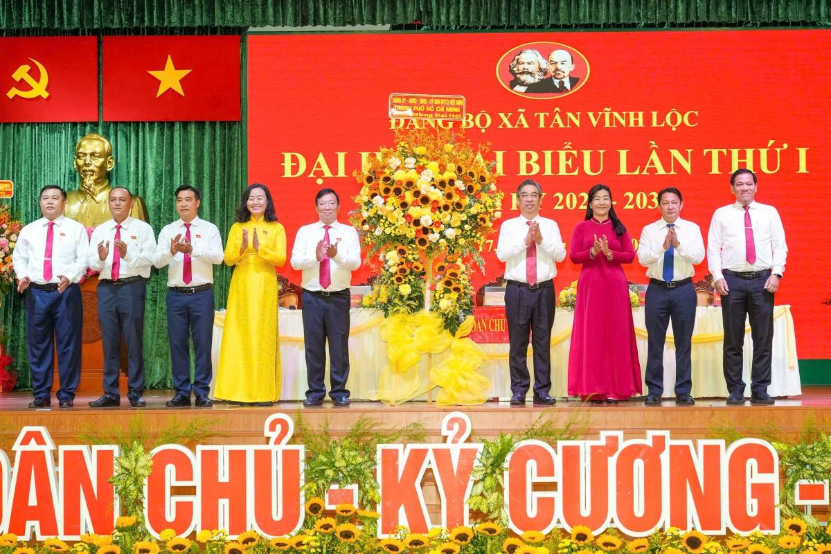 Phó Bí thư Thành ủy, Chủ tịch Ủy ban MTTQ Việt Nam TP. Hồ Chí Minh Nguyễn Phước Lộc tặng hoa chúc mừng Đại hội. Ảnh- Hoàng Lân
