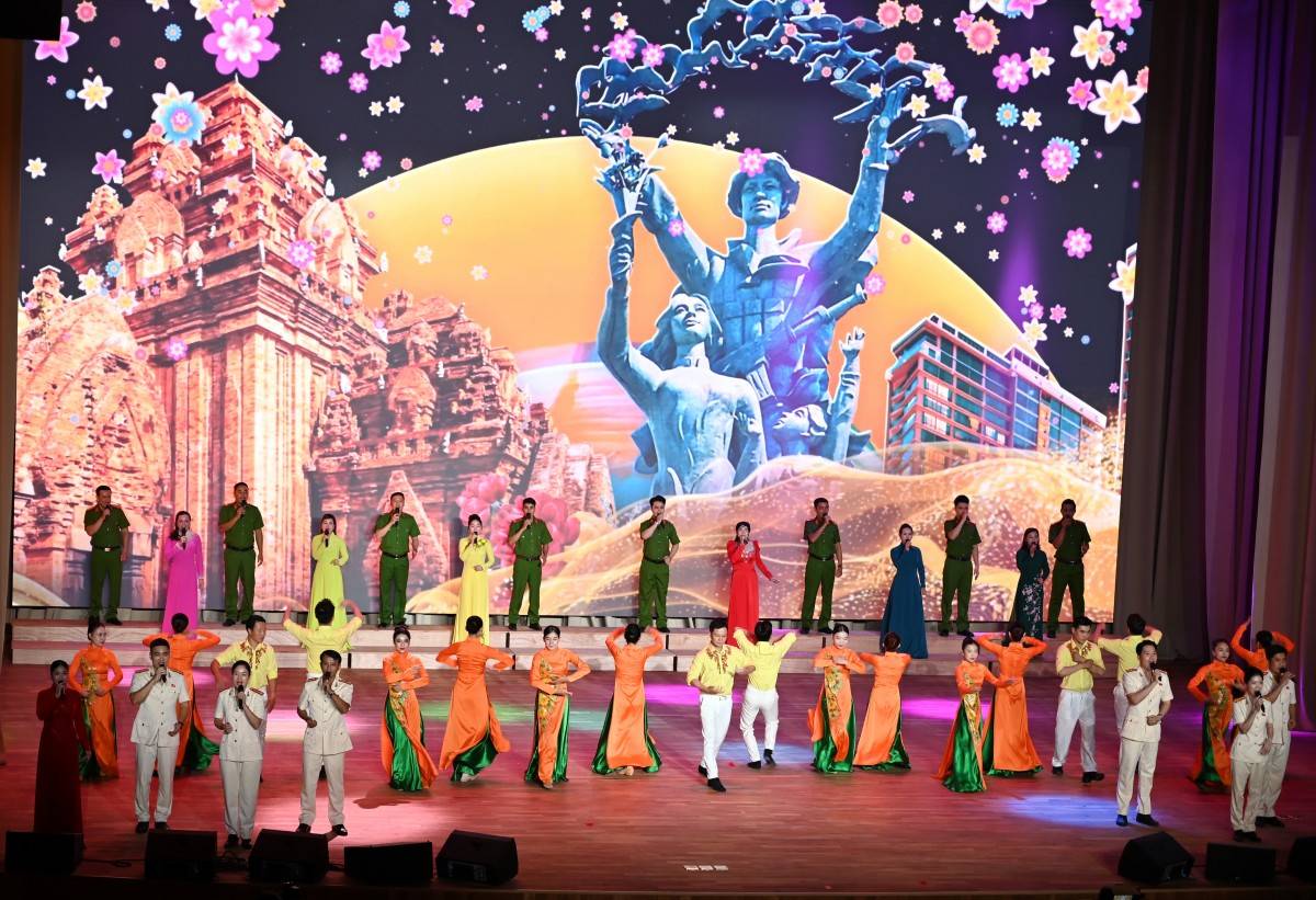 Công an tỉnh Khánh Hòa đón nhận danh hiệu Anh hùng Lực lượng vũ trang nhân dân