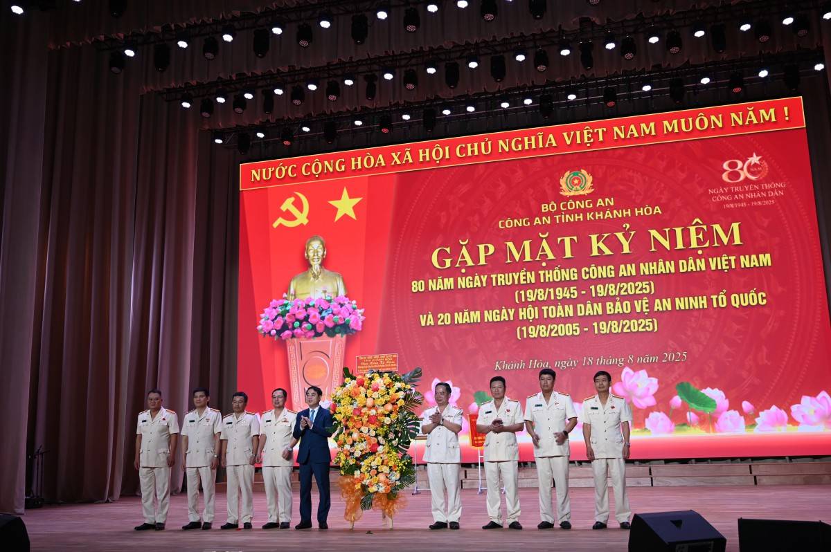 Công an tỉnh Khánh Hòa đón nhận danh hiệu Anh hùng Lực lượng vũ trang nhân dân