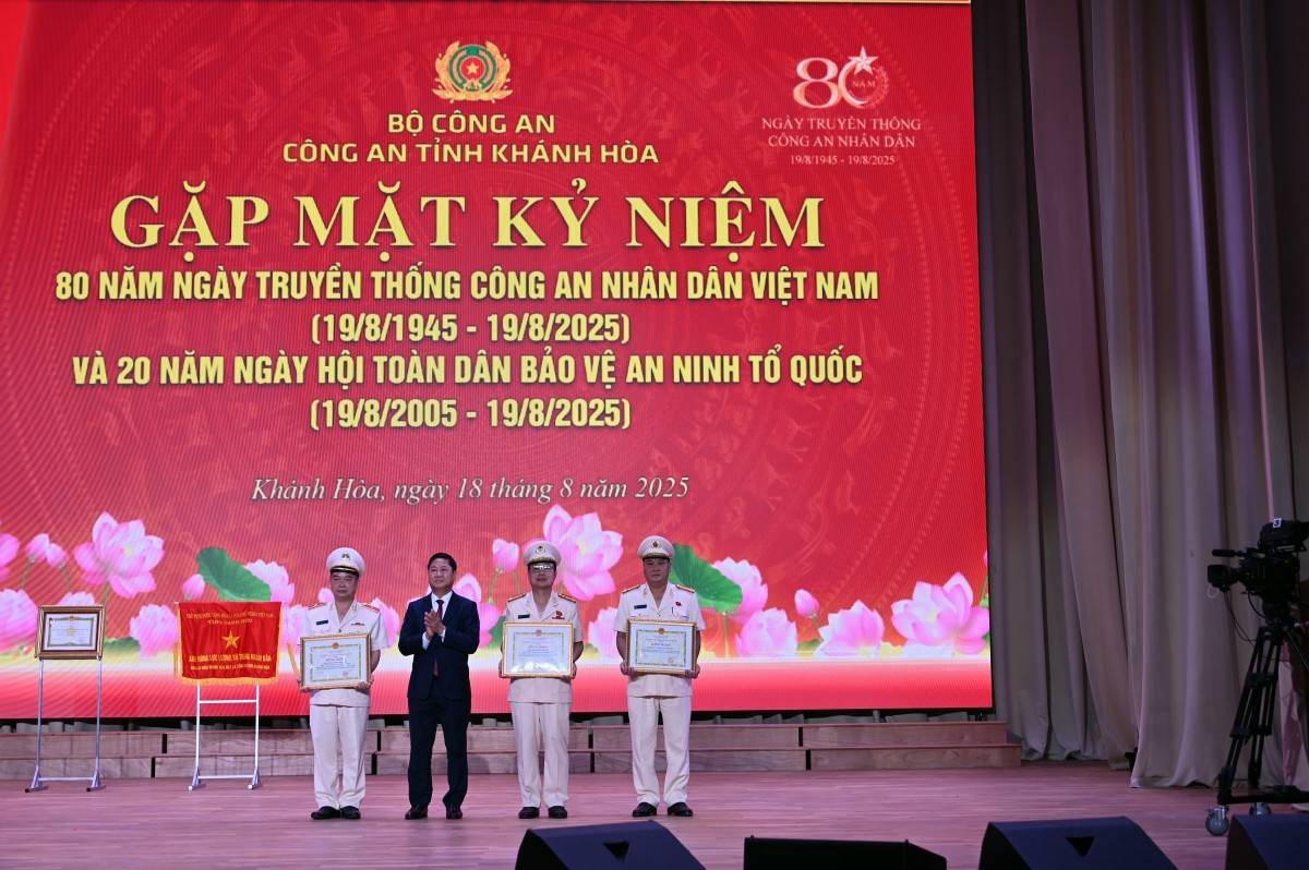Công an tỉnh Khánh Hòa đón nhận danh hiệu Anh hùng Lực lượng vũ trang nhân dân