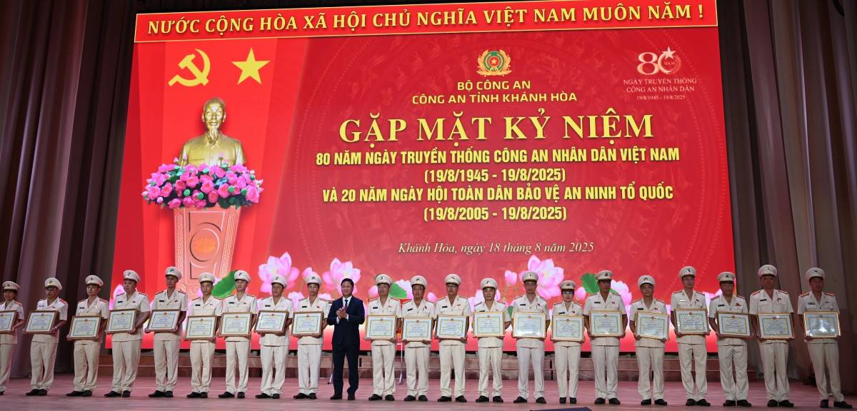 Công an tỉnh Khánh Hòa đón nhận danh hiệu Anh hùng Lực lượng vũ trang nhân dân