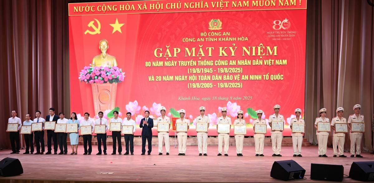 Công an tỉnh Khánh Hòa đón nhận danh hiệu Anh hùng Lực lượng vũ trang nhân dân
