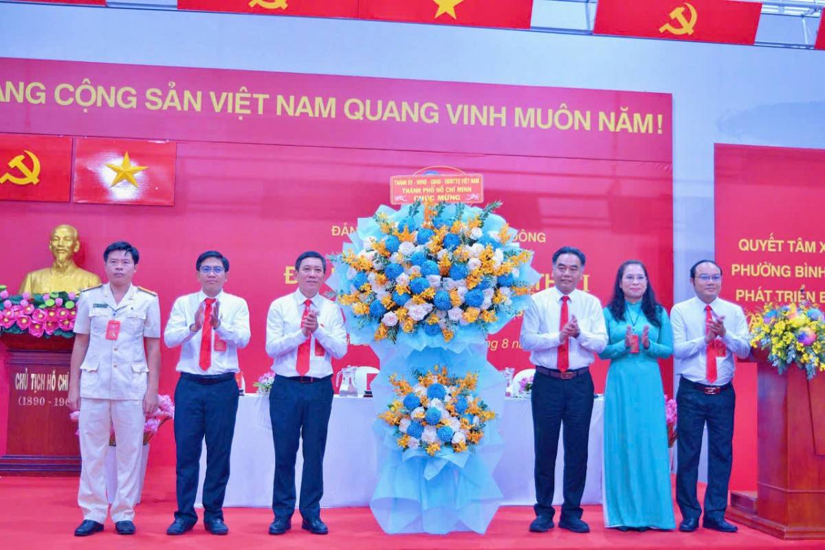 Phó Bí thư Thành ủy, Chủ tịch Ủy ban MTTQ Việt Nam TP. Hồ Chí Minh Nguyễn Phước Lộc tặng hoa của Thành ủy TP. Hồ Chí Minh chúc mừng Đại hội ( Ảnh: Hoàng Lân).
