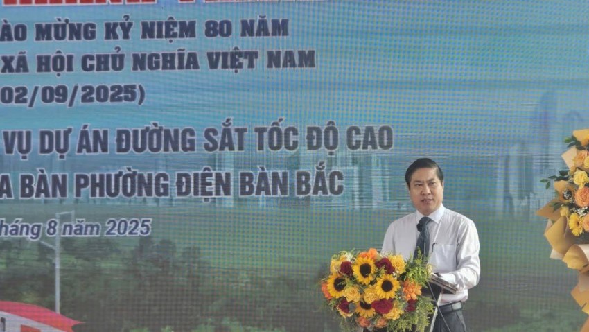 Phó Chủ tịch UBND thành phố Đà Nẵng Phan Thái Bình dự và phát biểu tại lễ khởi công.