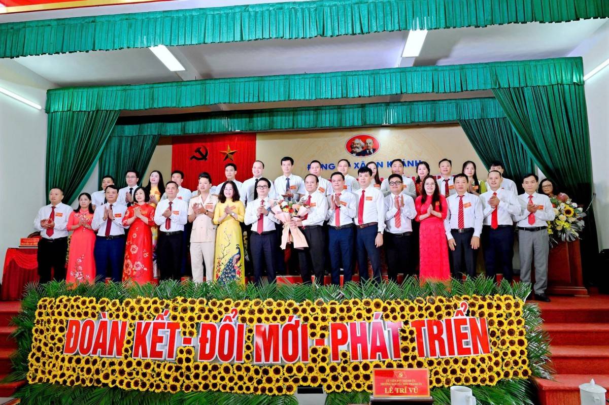 Các đồng chí lãnh đạo thành phố tặng hoa chúc mừng Ban Chấp hành Đảng bộ xã An Khánh nhiệm kỳ 2025 - 2030.