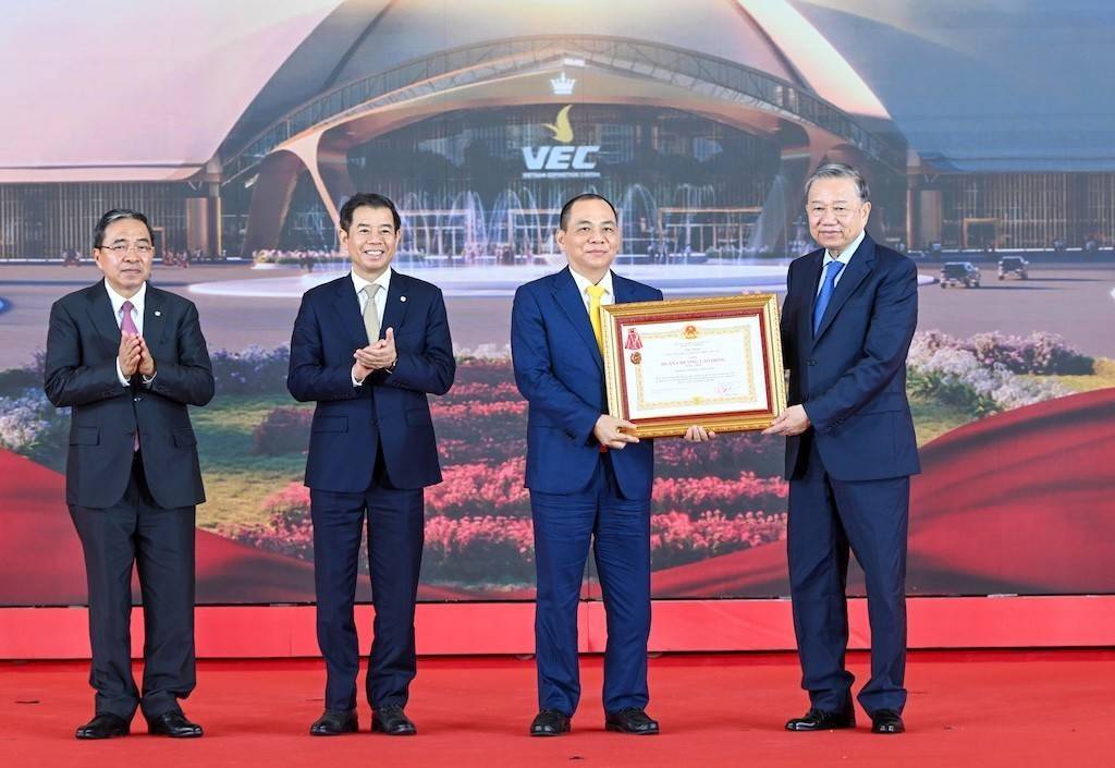 Vingroup nhận Huân chương Lao động hạng Nhất vì thành tích đặc biệt xuất sắc tại Trung tâm Hội chợ Triển lãm quốc gia