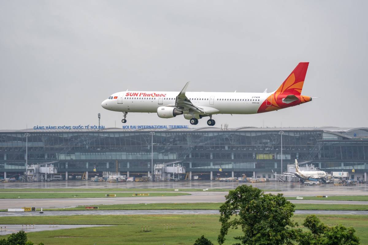 Tàu bay của Sun PhuQuoc Airways hạ cánh tại Cảng hàng không Quốc tế Nội Bài sáng 19/8