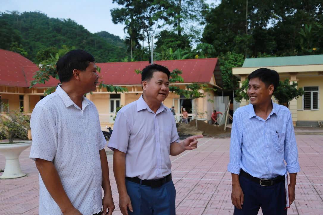 Ông Hà Huy Biến, Phó Bí thư Thường trực xã miền núi Thiên Phủ (ở giữa) trao đổi công việc với 2 đồng chí dưới xuôi lên nhận nhiệm vụ