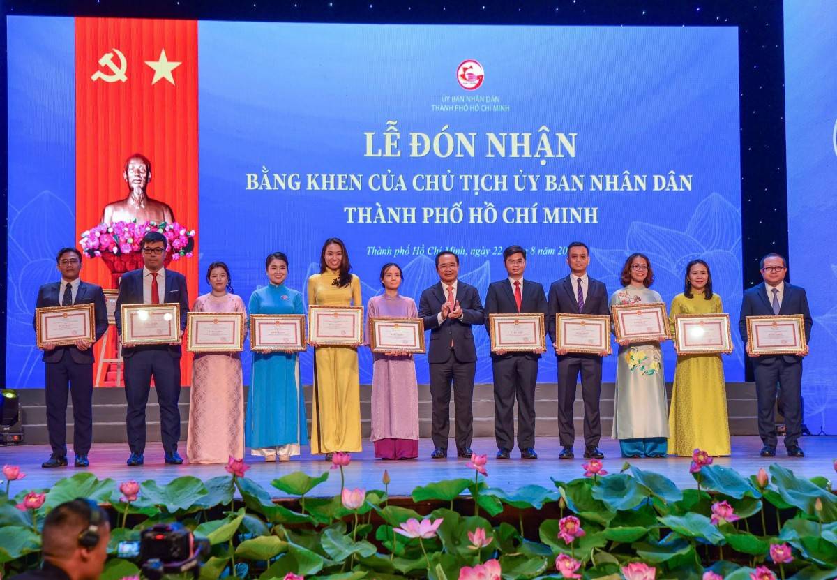 trao bằng khen cho các tập thể, cá nhân thuộc Sở Ngoại vụ TP.HCM