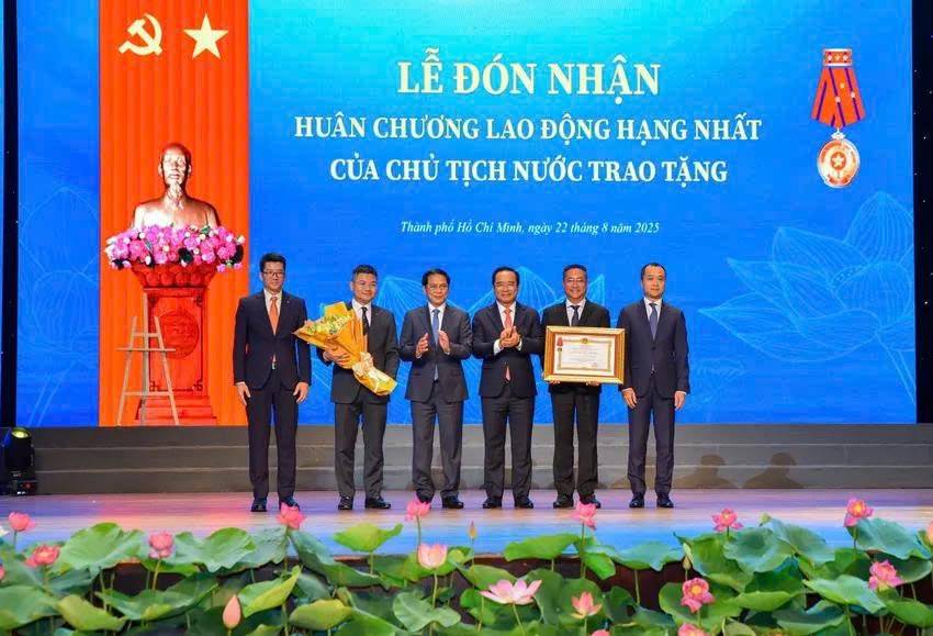 Phó Thủ tướng - Bộ trưởng Bộ Ngoại giao Bùi Thanh Sơn và Chủ tịch UBND TP.HCM trao tặng Huân chương Lao động Hạng nhất cho lãnh đạo Sở Ngoại vụ TP.HCM. 