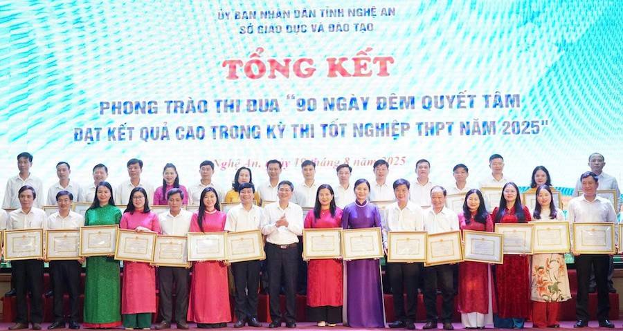Lãnh đạo Sở GD&ĐT Nghệ An trao Giấy khen cho các tập thể và cá nhân đã có thành tích xuất sắc trong Phong trào thi đua “90 ngày đêm quyết tâm đạt kết quả cao trong Kỳ thi tốt nghiệp THPT năm 2025” Lãnh đạo Sở GD&ĐT Nghệ An trao Giấy khen cho các tập thể và cá nhân đã có thành tích xuất sắc trong Phong trào thi đua “90 ngày đêm quyết tâm đạt kết quả cao trong Kỳ thi tốt nghiệp THPT năm 2025”