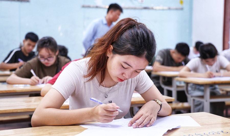 Học sinh Nghệ An tham dự Kỳ thi tổ nghiệp THPT năm 2025 tự tin làm bài  Học sinh Nghệ An tham dự Kỳ thi tổ nghiệp THPT năm 2025 tự tin làm bài