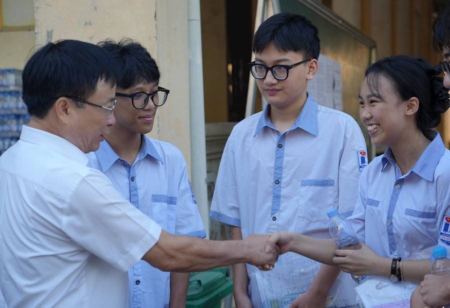 Ông Bì Đình Long - Phó Chủ tịch UBND tỉnh Nghệ An động viên học sinh lớp 12 vững tin bước vào Kỳ thi tôt nghiệp THPT năm 2025 Ông Bì Đình Long - Phó Chủ tịch UBND tỉnh Nghệ An động viên học sinh lớp 12 vững tin bước vào Kỳ thi tôt nghiệp THPT năm 2025