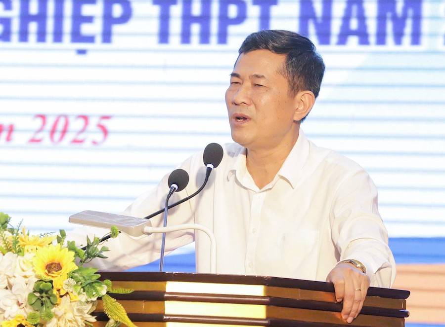 Giám đốc Sở Giáo dục và Đào tạo Nghệ An Thái Văn Thành phát biểu tại hội nghị tổng kết  Giám đốc Sở Giáo dục và Đào tạo Nghệ An Thái Văn Thành phát biểu tại hội nghị tổng kết