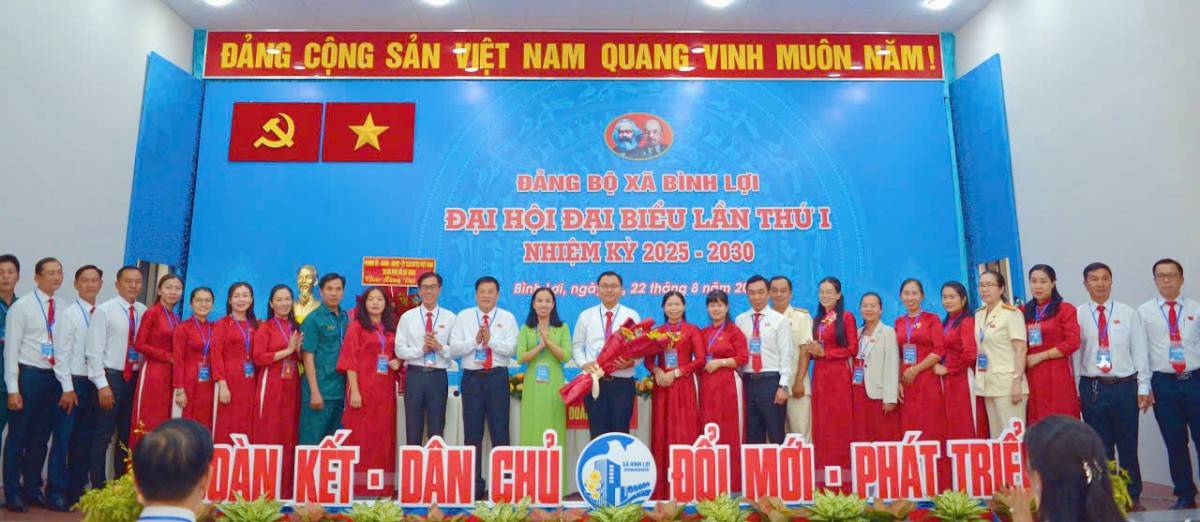 Ban Chấp hành Đảng bộ xã Xuyên Mộc ra mắt đại hội (Ảnh: Hoàng Lân)