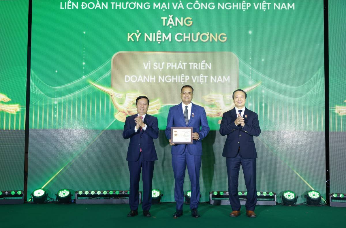 Ông Binu Jacob, Tổng Giám đốc Nestlé Việt Nam, Đồng Chủ tịch VBCSD, được VCCI trao kỷ niệm chương ghi nhận đóng góp tích cực trong hành trình 15 năm thúc đẩy phát triển bền vững tại Việt Nam