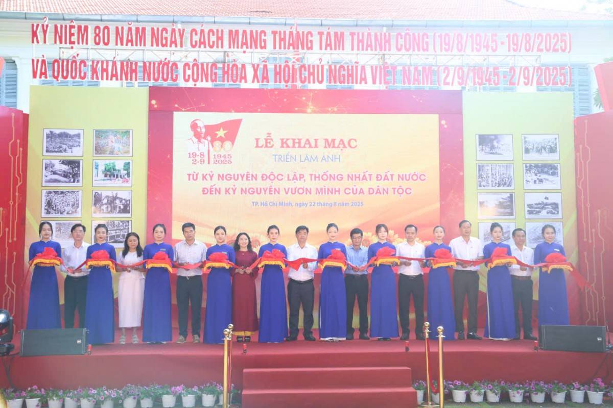 Lễ khai mạc triển lãm ảnh “Từ kỷ nguyên độc lập, thống nhất đất nước đến kỷ nguyên vươn mình của dân tộc” tại phường Vũng Tàu, TP. Hồ Chí Minh