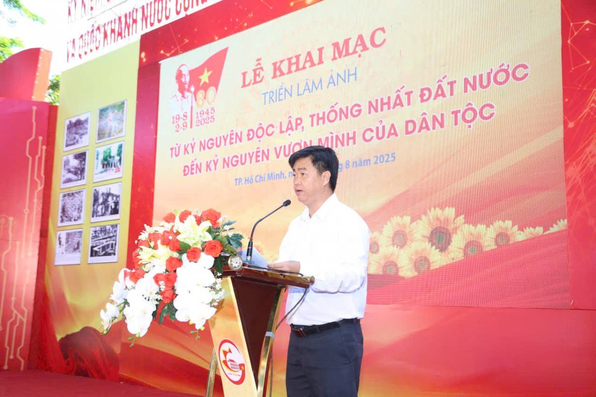 Ông Lê Văn Minh, Phó Trưởng Ban Tuyên giáo và Dân vận Thành ủy TP HCM phát biểu tại triển lãm