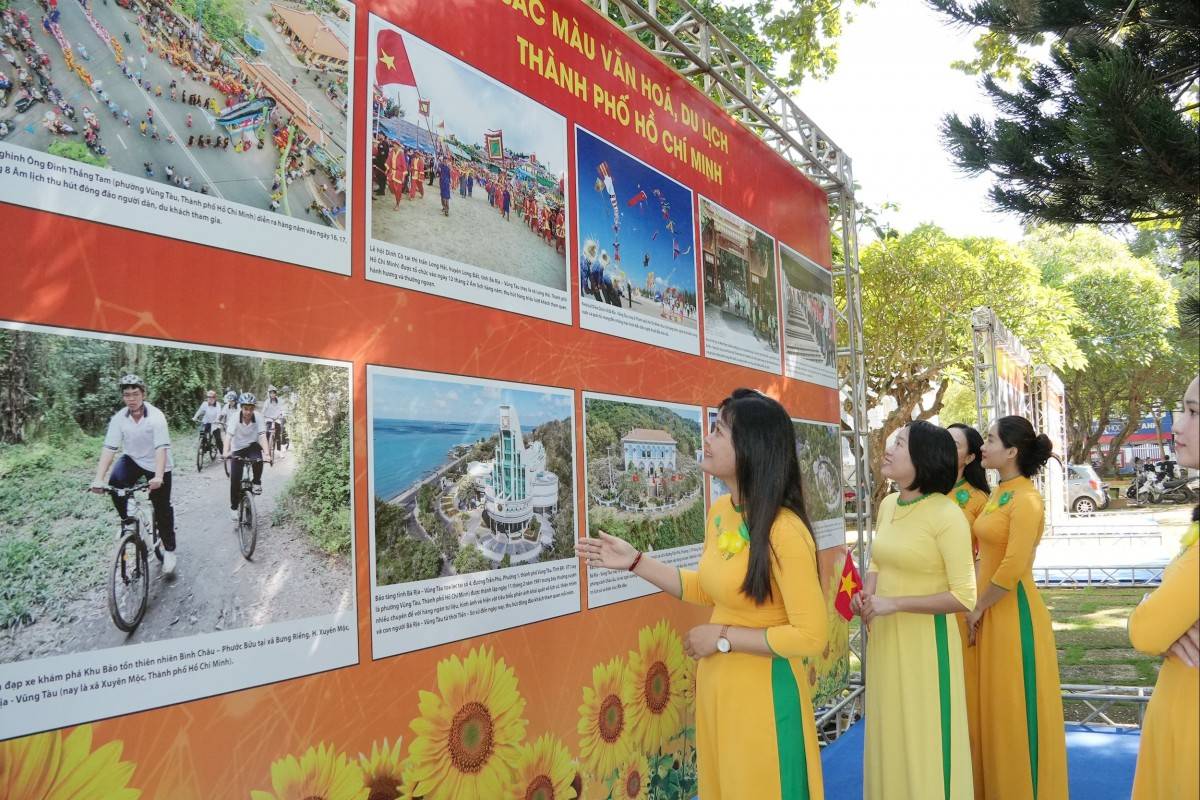 Khai mạc triển lãm ảnh “Thành phố Hồ Chí Minh vững tin hướng tới kỷ nguyên mới”