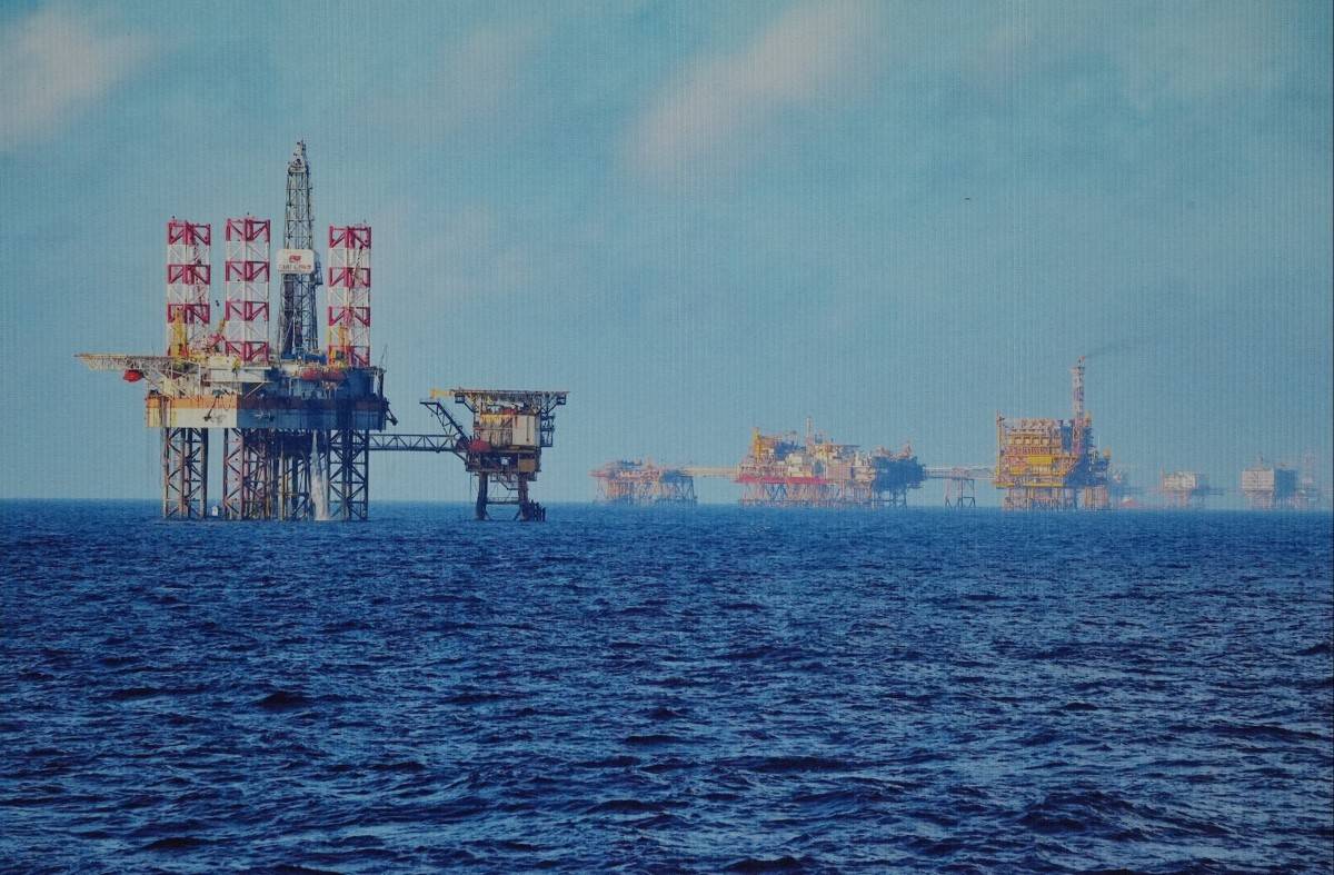 Mỏ dầu Bạch Hổ trên vùng biển Vũng Tàu đóng vai trò vô cùng quan trọng trong nền kinh tế và lĩnh vực an ninh - quốc phòng, khẳng định chủ quyền biển đảo Việt Nam. (Ảnh được trưng bày tại triển lãm).