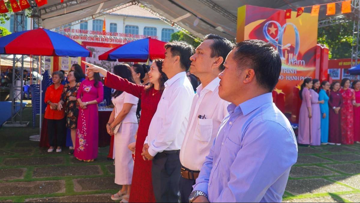 Khai mạc triển lãm ảnh “Thành phố Hồ Chí Minh vững tin hướng tới kỷ nguyên mới”