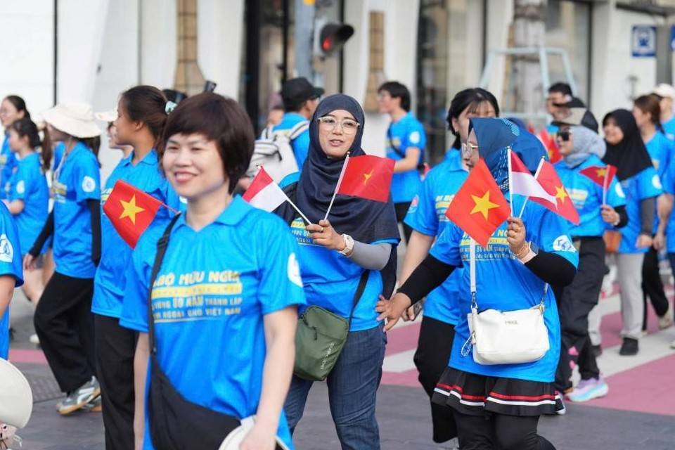 TP. Hồ Chí Minh: Hơn 1.800 người tham gia “Đi bộ hữu nghị” kỷ niệm 80 năm thành lập ngành Ngoại giao Việt Nam