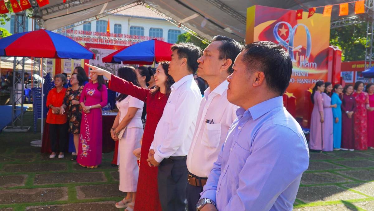 Khai mạc triển lãm ảnh “Thành phố Hồ Chí Minh vững tin hướng tới kỷ nguyên mới”