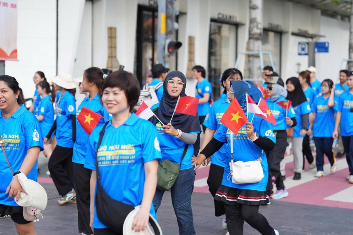 TP. Hồ Chí Minh: Hơn 1.800 người tham gia “Đi bộ hữu nghị” kỷ niệm 80 năm thành lập ngành Ngoại giao Việt Nam