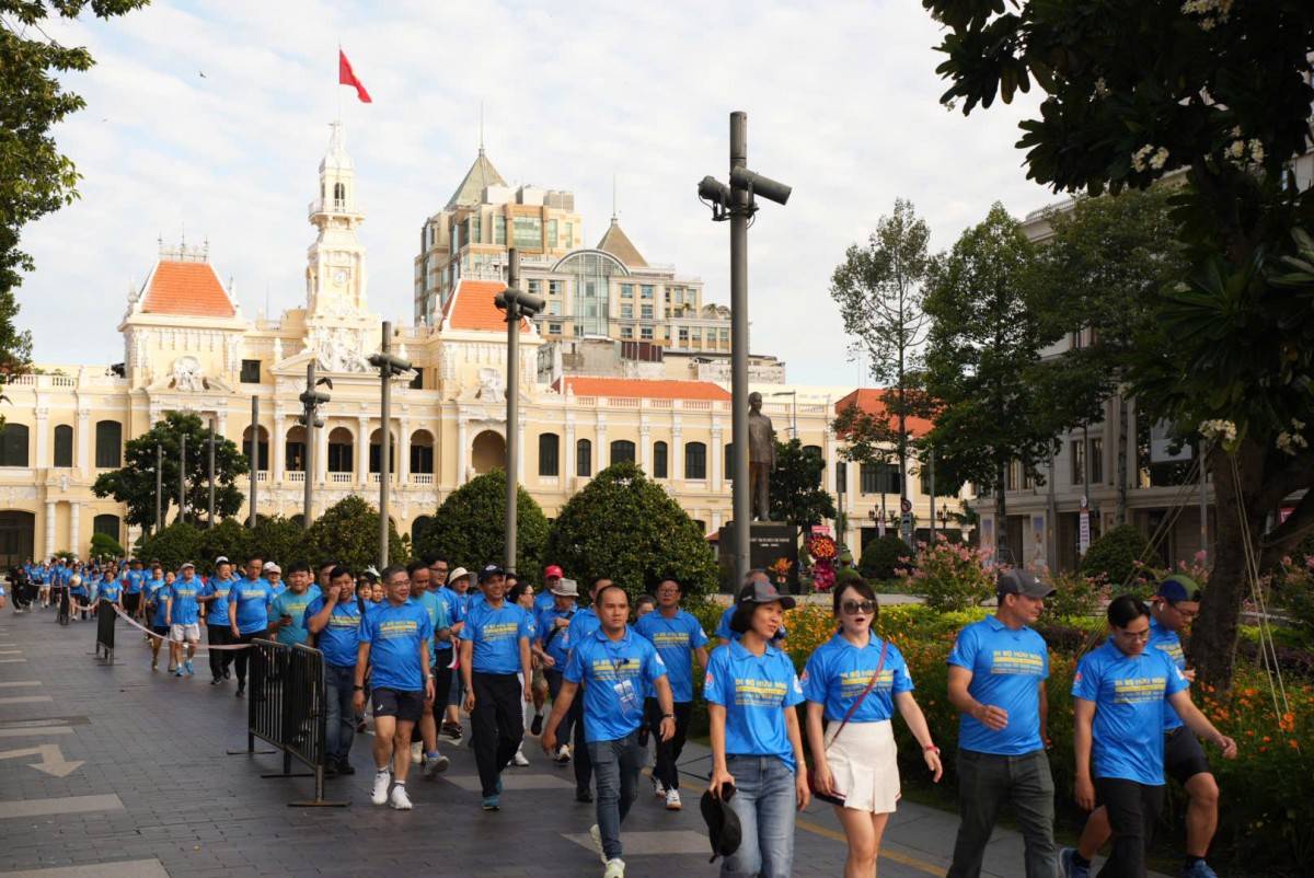 TP. Hồ Chí Minh: Hơn 1.800 người tham gia “Đi bộ hữu nghị” kỷ niệm 80 năm thành lập ngành Ngoại giao Việt Nam