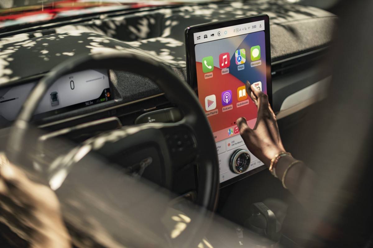 Màn hình cảm ứng Full HD 15,5 inch hiển thị thông tin rõ ràng, dễ tiếp nhận 