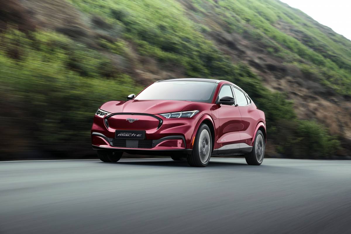 Mustang Mach-E di chuyển lên đến 550km sau mỗi lần sạc