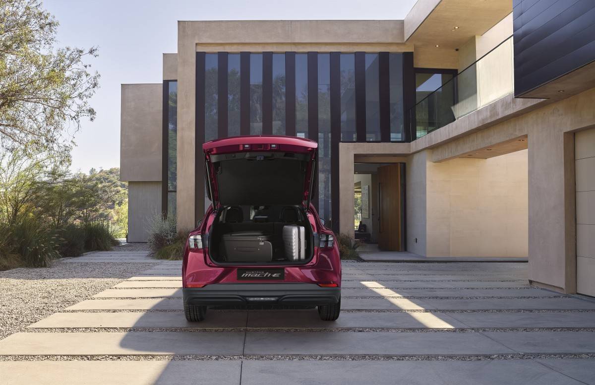 Dung tích khoang hành lý phía sau hàng ghế sau là 402 lít và có thể mở rộng lên đến 1.420 lít khi gập hàng ghế sau 