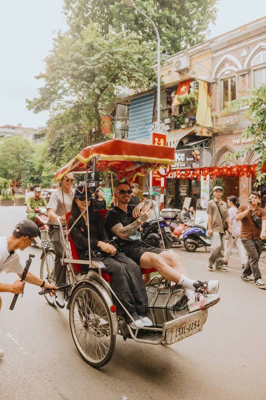 J Balvin chill chill phố phường Hà Nội trên xích lô (Ảnh: FBNV)
