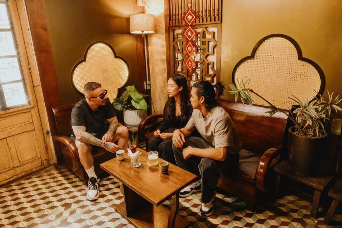 Nam ca sĩ thưởng thức cà phê Việt Nam (Ảnh: FBNV)