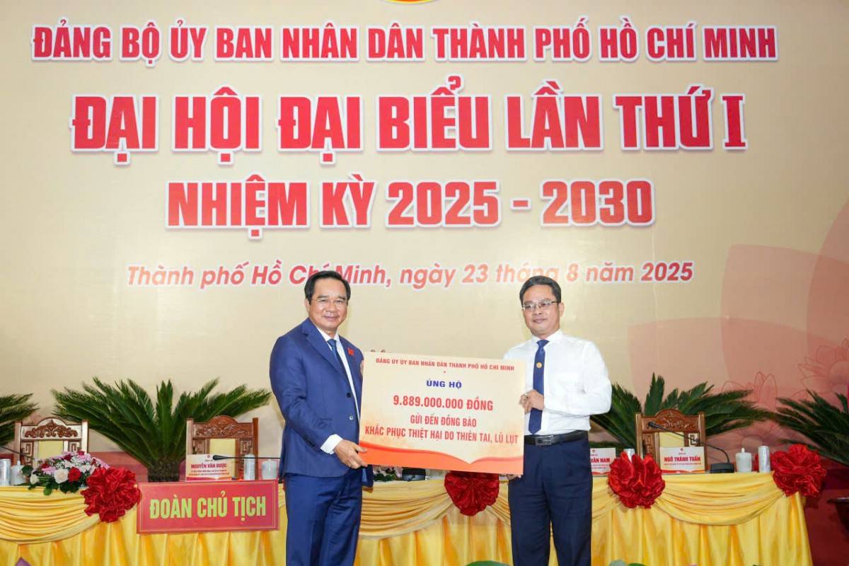 Đồng chí Nguyễn Văn Được, Bí thư Đảng ủy, Chủ tịch UBND TP.Hồ Chí Minh trao bảng tượng trưng số tiền vận động cho Phó Chủ tịch Ủy ban Mặt trận Tổ quốc Việt Nam TP.Hồ Chí Minh Phạm Minh Tuấn.