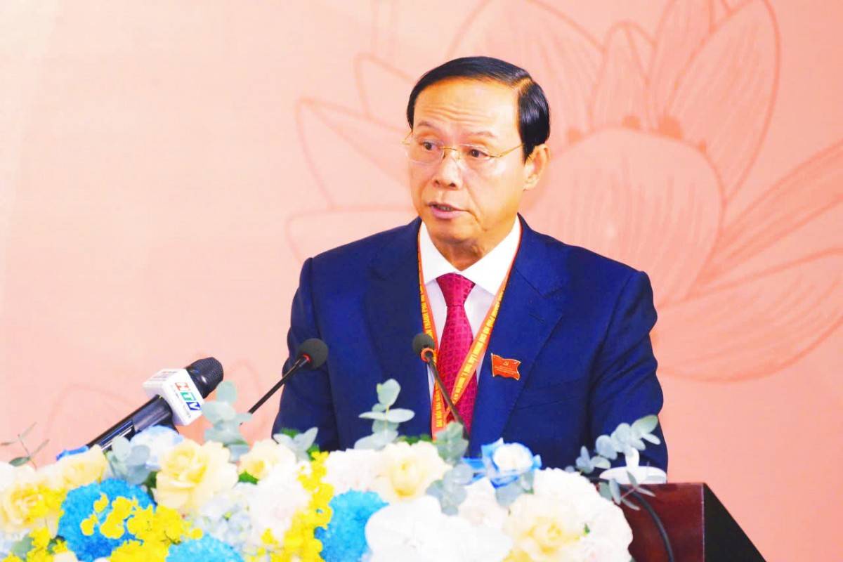 Trình  bày  dự  thảo  báo  cáo  chính  trị  tại  Đại  hội