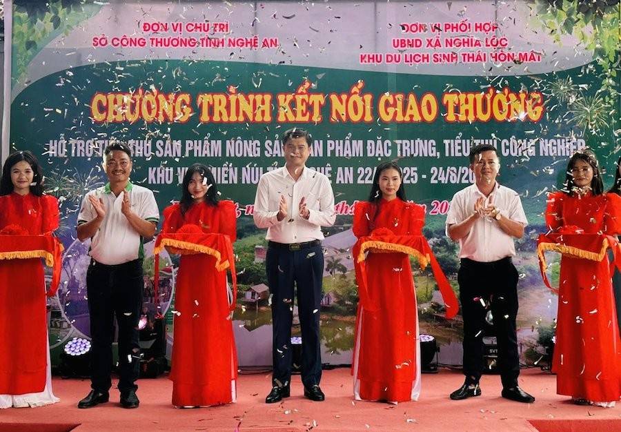 Ban tổ chức và các đại biểu thực hiện nghi thức khai mạc Chương trình kết nối giao thương