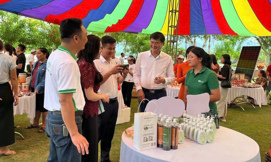 Các đại biểu và du khách tham quan tại gian hàng sản phẩm đặc trưng được sản xuất bằng thủ công truyền thống tại chương trình