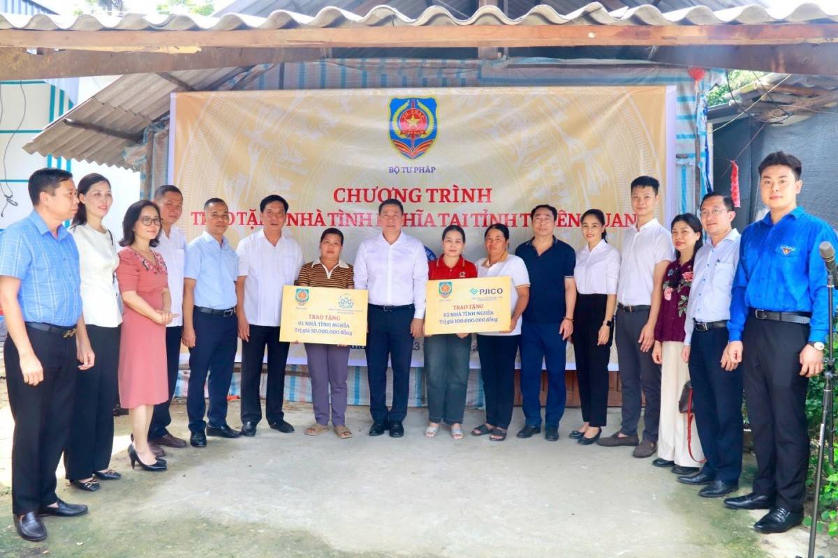 Đồng chí Nguyễn Thanh Ngọc cùng đồng chí Lê Vệ Quốc, đại diện Lãnh đạo Sở Tư pháp tỉnh Tuyên Quang và đại diện Tổng Công ty Cổ phần Bảo hiểm Petrolimex (PJICO) và Công ty TNHH Thương mại và Đầu tư Tập đoàn Tâm Sen đã trao tặng 03 nhà tình nghĩa cho 03 gia đình chính sách, đặc biệt khó khăn trên địa bàn xã Minh Thanh, tỉnh Tuyên Quang.