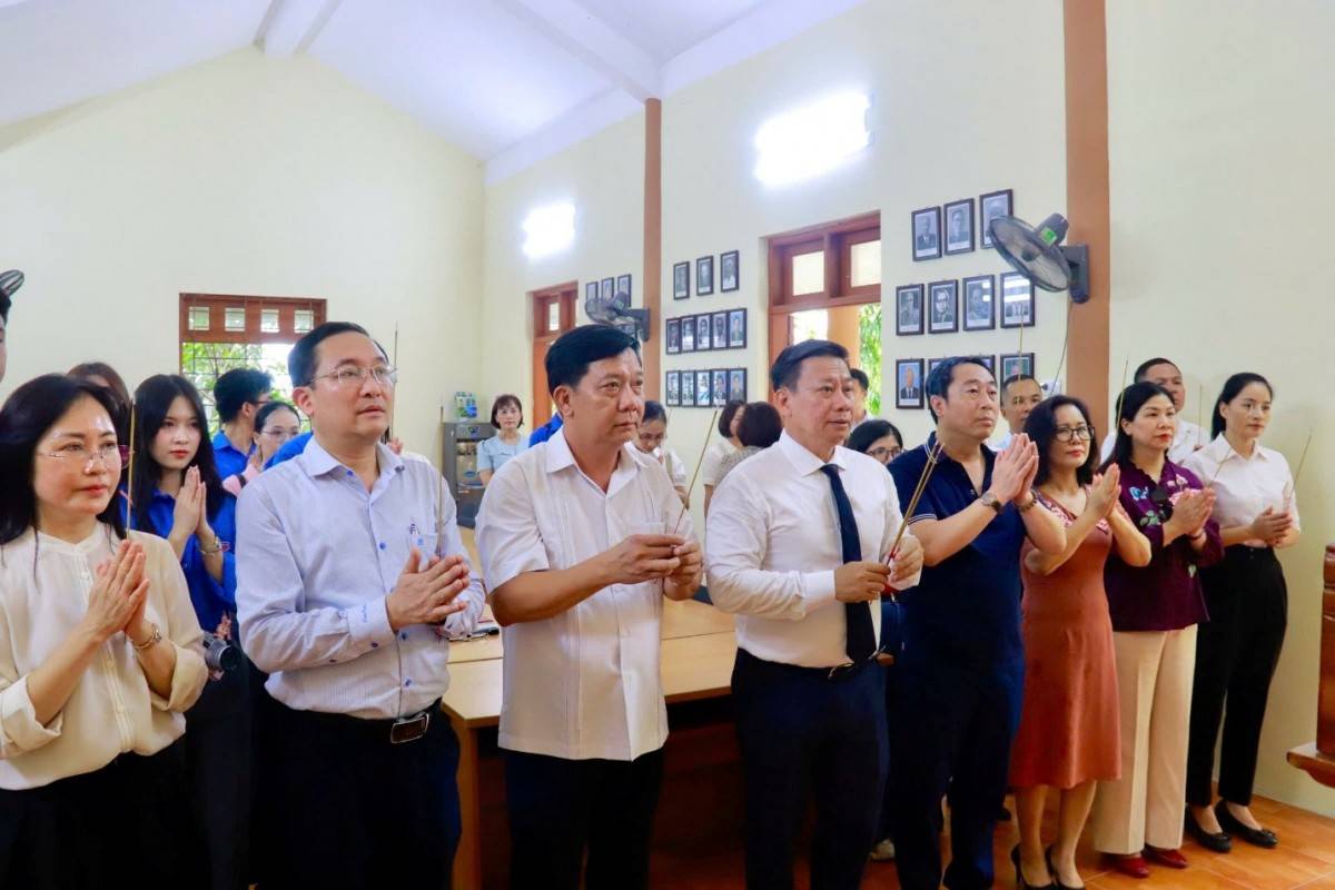 Đoàn công tác dâng hương tại Khu di tích lịch sử Bộ Tư pháp