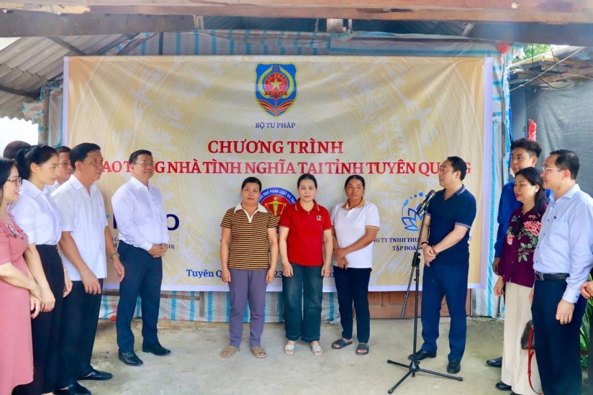 Đồng chí Lê Vệ Quốc - Cục trưởng Cục PBGDPL&TGPL phát biểu khai mạc tại buổi trao quà cho gia đình chính sách, đặc biệt khó khăn trên địa bàn xã Minh Thanh.