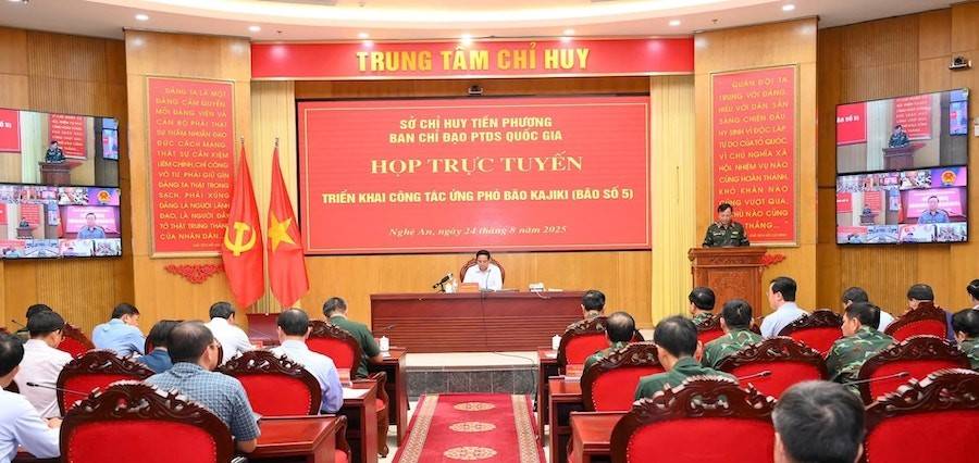 Trực tiếp chủ trì cuộc họp triển khai công tác ứng phó cơn bão số 5 (bão Kajiki) ở Sở Chỉ huy tiền phương đặt tại trụ sở Bộ Tư lệnh Quân khu 4 vào chiều 24/8
