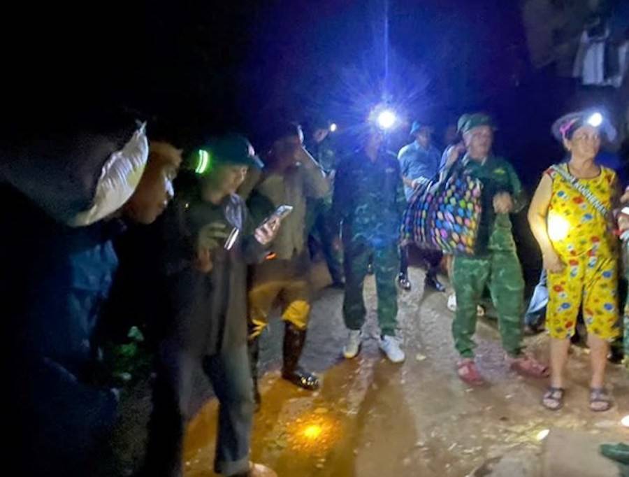 Lực lượng chức năng đang di dời người dân ở bản Na Mì, xã Mường Típ (Nghệ An) 