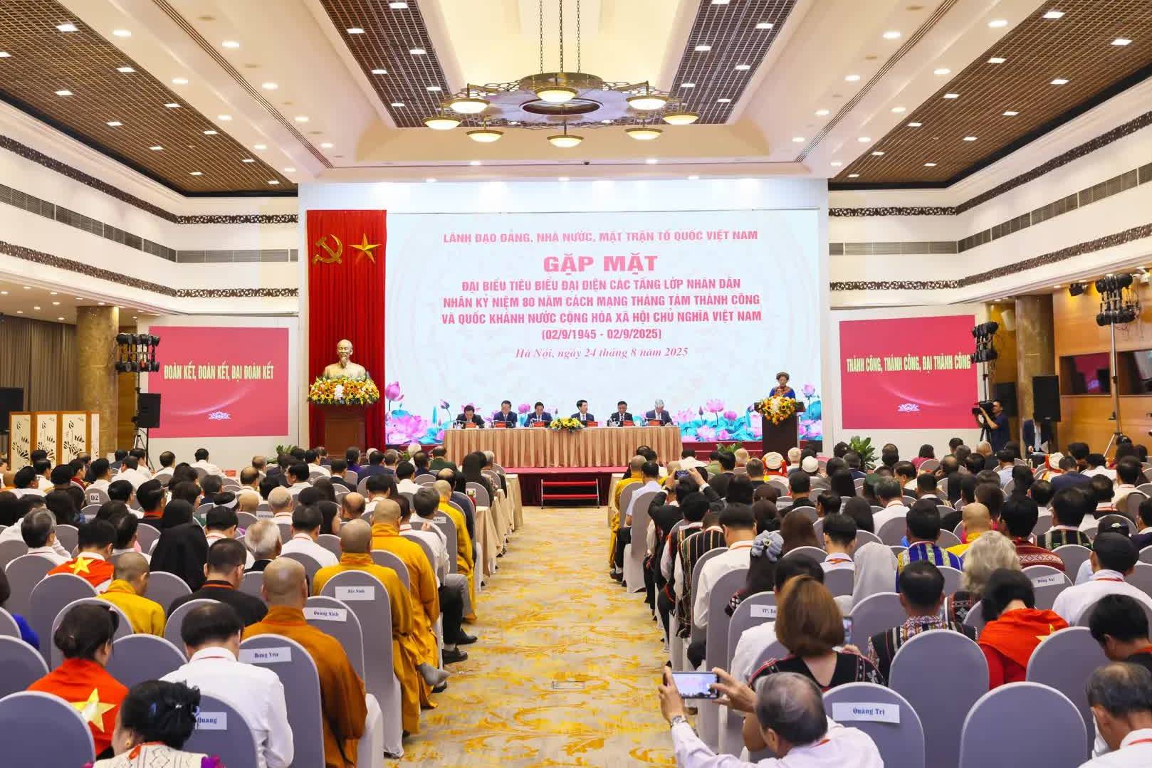 Doanh nhân Đỗ Quang Hiển được vinh danh vì những đóng góp xuất sắc cho cộng đồng