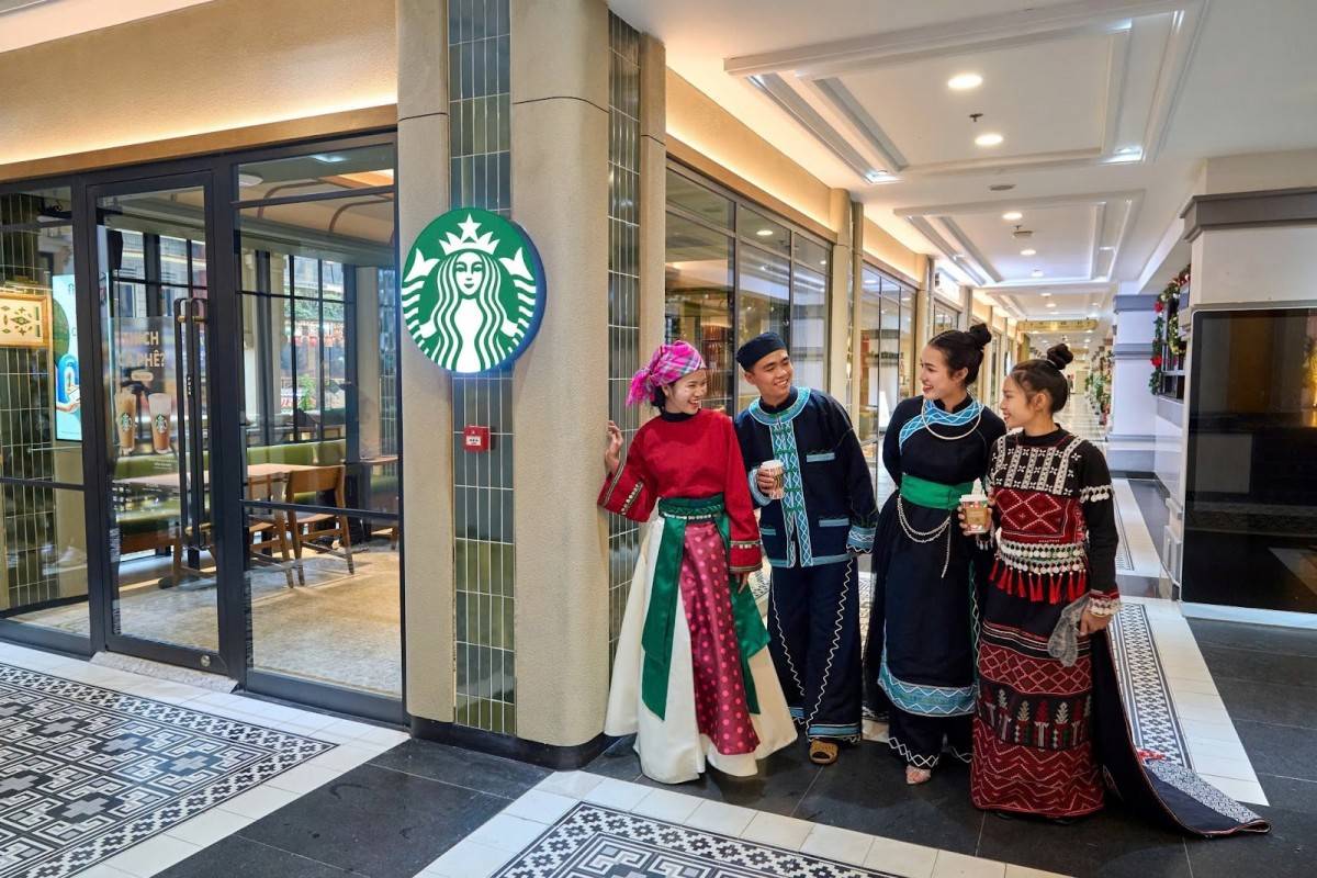 Không gian Starbucks Sun Plaza được lấy cảm hứng từ ga tàu hỏa Mường Hoa